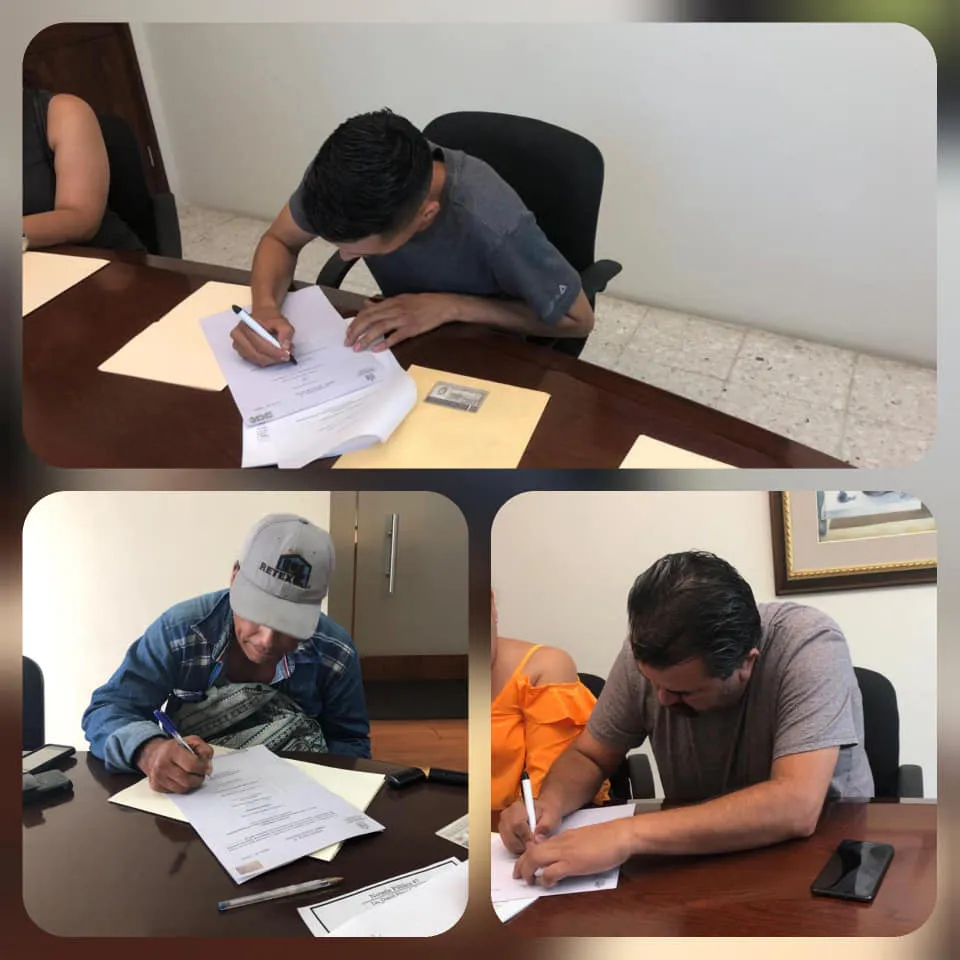 Familia firmando con IF Bienes Raíces