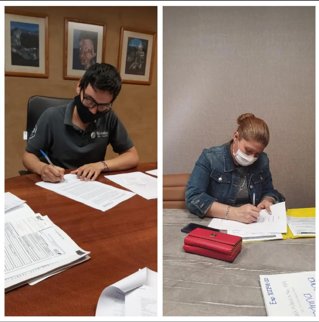 Familia firmando con IF Bienes Raíces