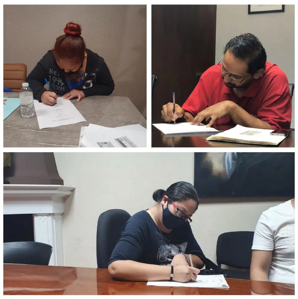 Familia firmando con IF Bienes Raíces